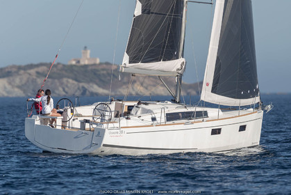 04 07 3017; Les EMbiez (FRA; 83) - Chantier Beneteau; Oceanis 38.1