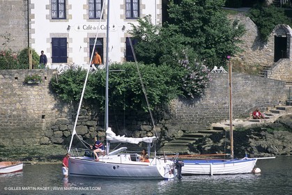 sailing, cruising, monohull at the mooring