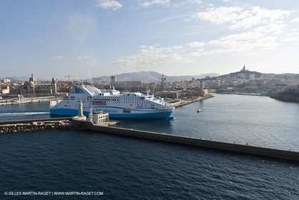 14 01 2012 - Marseille (FRA,13) - Compagnie La Méridionale - le Piana devant Marseille et les Calanques