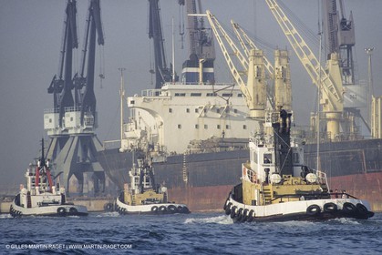 Monde maritime, opérations porturaires, ports, manoeuvres, marine world, harbour operations, maritime shipping,