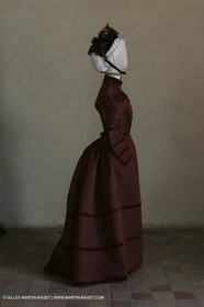 Mai 2004 - La Tour d'Aigues (FRA, 84) Costumes anciens pour l'exposition Femmes du Midi