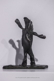30 10 2023, Montpellier (FRA), oeuvre de Germaine Richier, Exposition Centre Pompidou - Musée Fabre 2023, Fem]me-coq n° 1 [Bourgeon] 1954, Bronze patiné foncé, Fondeur : C. Valsuani, Paris, 11 x 11 x 5,5 cm,  Collection particulière