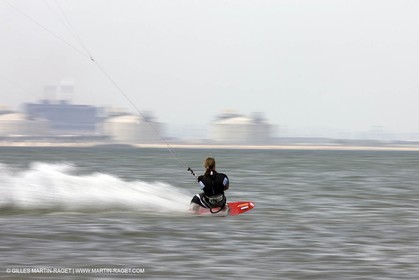 08 05 2008 - Port Saint Louis du Rhône (FRA, 13) - kite surfer Alexandre Caizergues training