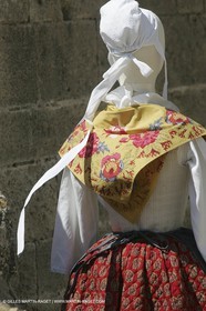 Mai 2004 - La Tour d'Aigues (FRA, 84) Costumes anciens pour l'exposition Femmes du Midi