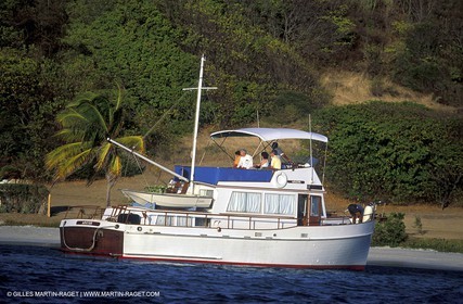 Bateau à Moteur au mouillage