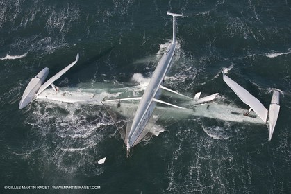 21 12 2008 - Port Saint Louis du Rhône (FRA, 13) - L'Hydroptère peu après son chavirage survenu lors d'une tentative contre le record de vitesse absolu à la voile