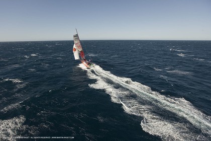 14 07 2008 - Port Camargue (FRA,30) - Monocoques IMOCA - Vendée Gobe 2008 - Kito de Pavant (Groupe Bel) à l'entraînement dans le Mistral