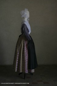 Mai 2004 - La Tour d'Aigues (FRA, 84) Costumes anciens pour l'exposition Femmes du Midi