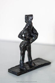 12 01 2023, Marseille (FRA, 13), Oeuvre de Germaine Richier, Petit nu I, 1955, bronze patiné foncé, épreuve d'exposition, fondeur : L.Thinot,.Paris, 13 X 10,5 X 4.5 cm, collection particulière