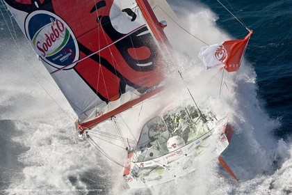 14 07 2008 - Port Camargue (FRA,30) - Monocoques IMOCA - Vendée Gobe 2008 - Kito de Pavant (Groupe Bel) à l'entraînement dans le Mistral