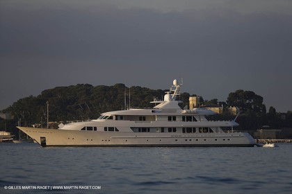 28 07 2007 - St Jean Cap Ferrat - SuperYachts - Motor Yachts - Hampshire