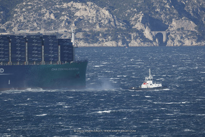 14 12 2023, Marseille (FRA), arrivée du Palais Royal, porte container armé par la CMA CGM, navire de 400 mètres de long, 67 mètres de large, qui transporte 23 000 conteneurs avec propulsion au GNL