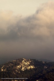 06 08 09 - Marseille - La neble - Brouillard sur les calanques et îles de Marseille