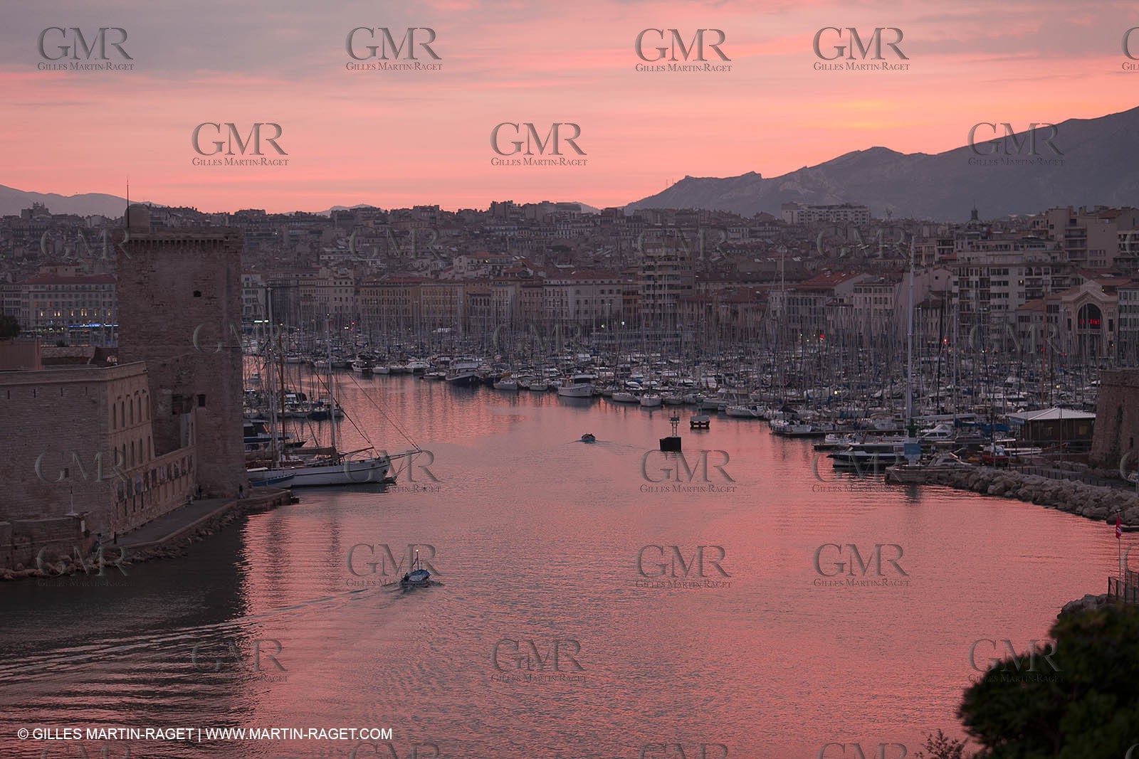 23 10 2010 - Marseille (FRA,13) - Le Ponant - Arrival in Marseille and entrance in the historical port