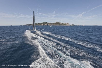 Samedi 5 septembre 2009 - Hyères (FRA, 83) - L'Hydroptère bat le record du monde de vitesse avec un run à 51,36 knts (sous réserve de ratification par le WSSRC)