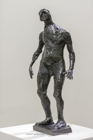 02 05 2023, Paris (FRA), oeuvre de Germaine Richier, Exposition Centre Pompidou 2023, L'Homme qui marche  , Bronze patiné foncé, épreuve d'exposition, fondeur : L. Thinot, Paris, 88 x 66 x 24 cm, Centre Pompidou, Musée National d'Art Moderne de Paris, don, 2021