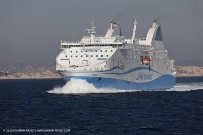 14 01 2012 - Marseille (FRA,13) - Compagnie La Méridionale - le Piana devant Marseille et les Calanques