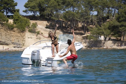 Bateau à Moteur au mouillage