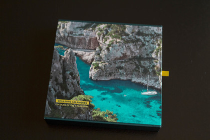 Box set Colours of the Calanques, words and photos by Gilles Martin-Raget, Editions Glénat, October 2015, 20 x 20 cm, includes a 30 pages bilingual bokklet and 20 separate prints on 300 gr paper, 19,2 x 19, 2 cm.