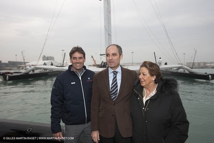 19 01 2010 - Valencia (ESP) - 33rd America's Cup - BMW ORACLE Racing - Francisco Camps (Generaliat Valenciana president) and Rita Barbeira (Valencia mayoress) visit  - With Russell Coutts