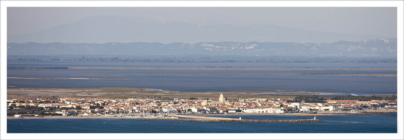 Produit : Tirage photo réalisé par nos soins sur imprimante jet d'encre professionnelle Epson à partir de 8 encres ultrachrome inaltérables (label Digigraphie).Formats au choix :. 20 x 60 cm. 33 x 95 cm- 52 x 150 cmChoix des papiers :. Papier standard brillant 250 gr., filet noir, marge blanche, tirage non signé. Papier haut de gamme satiné 290 gr. filet noir, marge blanche, tirage vérifié et signé par l'auteur.. Autres supports (canvas, acrylique, dibond) sur demandeConditionnement : tube cylindrique renforcé.Options pour l'expédition : . colissimo + dépôt boîte aux lettres (France uniquement). Colissimo avec signature à réception. Transporteur express (2 jours ouvrés) avec signature à réceptionCliquez sur caddie pour sélectionner votre formule et démarrer la procédure de commande en ligne