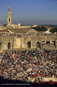 Nîmes - Feria - public dans les arènes -