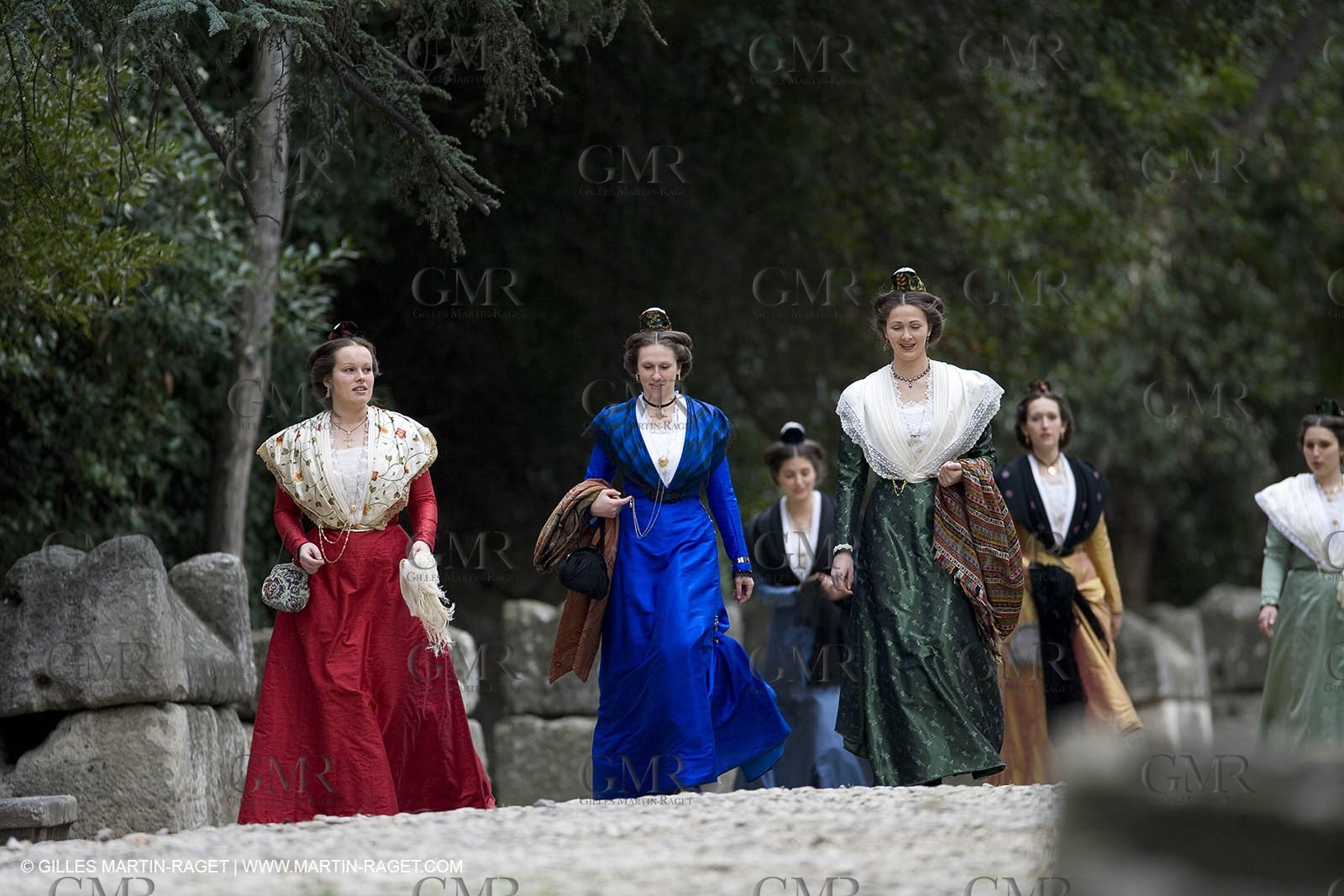 04 03 2007 - Arles - Queen of Arles and her assistants at Les Alyscamps monument