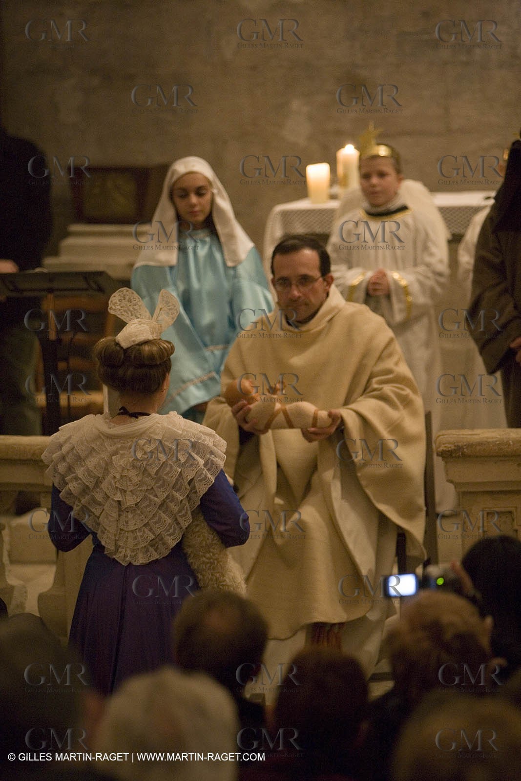 24 12 2006 - Les Baux de Provence - Christmas eve - Midnight mass with vivid crib and traditional procession in Saint Vincent Church.