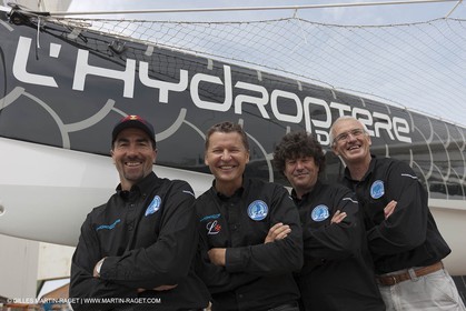 18 04 2012 - La Ciotat (FRA,13) - L'Hydroptère en préparation - Présentation du  nouvel équipage - Luc Alphand, Alain Thébault, Jean Le Cam, Yves Parlier