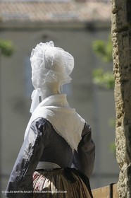 Mai 2004 - La Tour d'Aigues (FRA, 84) Costumes anciens pour l'exposition Femmes du Midi