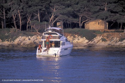 Bateau à Moteur en Route