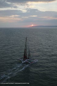 14 08 06 - Isle of Wight (UK) Thomas Civille bat le record du tour des îles britanniques à la voile à bpord de son trimaran Sodebo