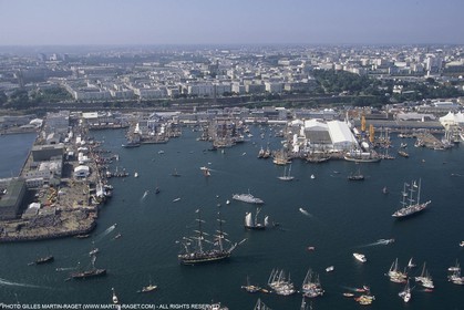 Sailing, shore and dock ambiances, Brest Old rigs gathering