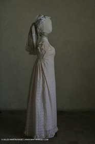 Mai 2004 - La Tour d'Aigues (FRA, 84) Costumes anciens pour l'exposition Femmes du Midi