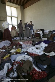 Mai 2004 - La Tour d'Aigues (FRA, 84) Costumes anciens pour l'exposition Femmes du Midi