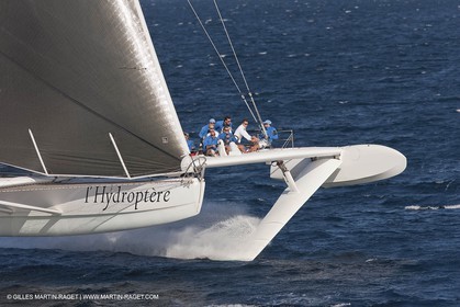 Samedi 5 septembre 2009 - Hyères (FRA, 83) - L'Hydroptère bat le record du monde de vitesse avec un run à 51,36 knts (sous réserve de ratification par le WSSRC)