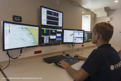 11 09 2014 - la Ciotat (FRA,13) - onboar Al Azzizi, oceanographic research ship buit by H2X boat yard, measure devices manipuation