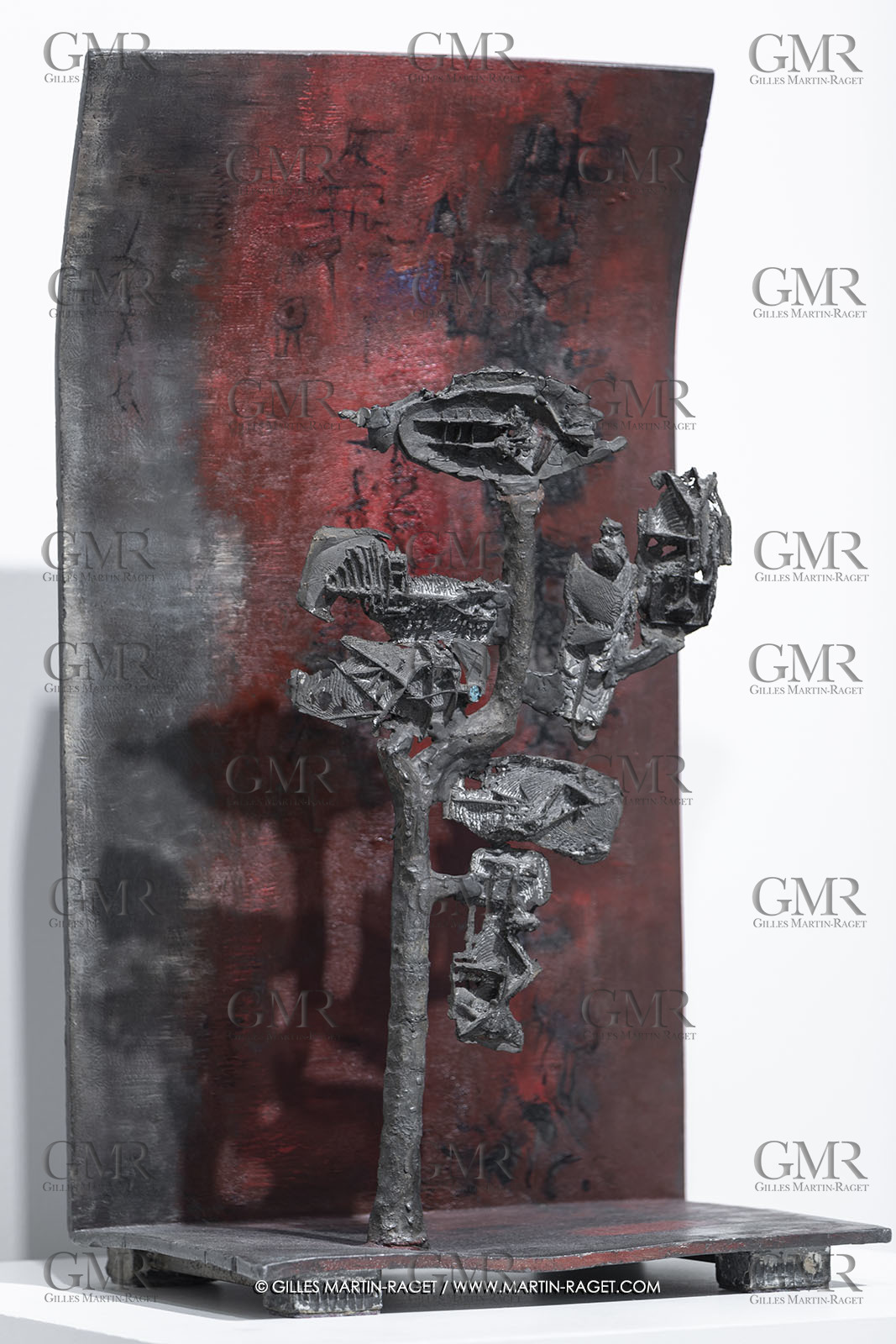 30 10 2023, Montpellier (FRA), oeuvre de Germaine Richier, Exposition Centre Pompidou - Musée Fabre 2023, L'Echelle, oeuvre en collaboration avec Zao Wou-Ki 1956, Plomb et huile sur plomb, Pièce unique, 82 x 46 ,5 x 31,5 cm, Collection particulière