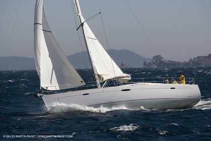 Crusing monohull sailing