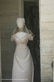 Mai 2004 - La Tour d'Aigues (FRA, 84) Costumes anciens pour l'exposition Femmes du Midi