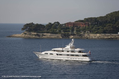 28 07 2007 - St Jean Cap Ferrat - SuperYachts - Motor Yachts - Hampshire