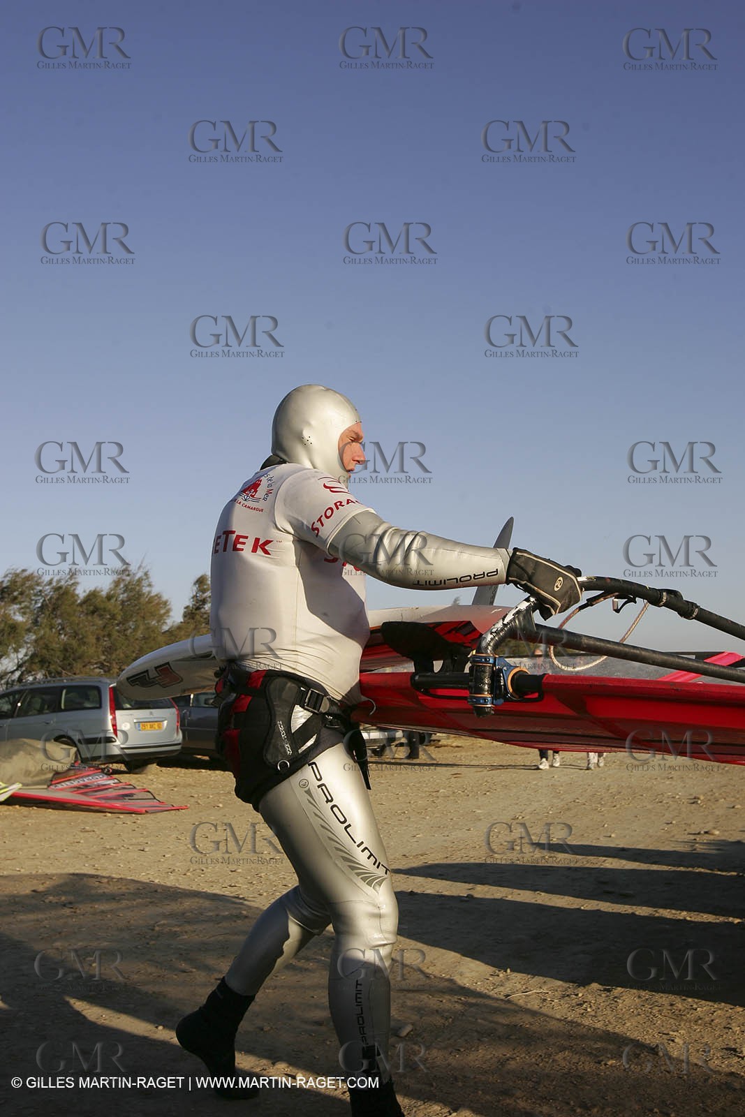 13 11 2004 - Les Saintes Maries de la mer (France) - Irish sailboarder Finian Maynard beat the overall sailing speed record with a run at 46,82 knts.