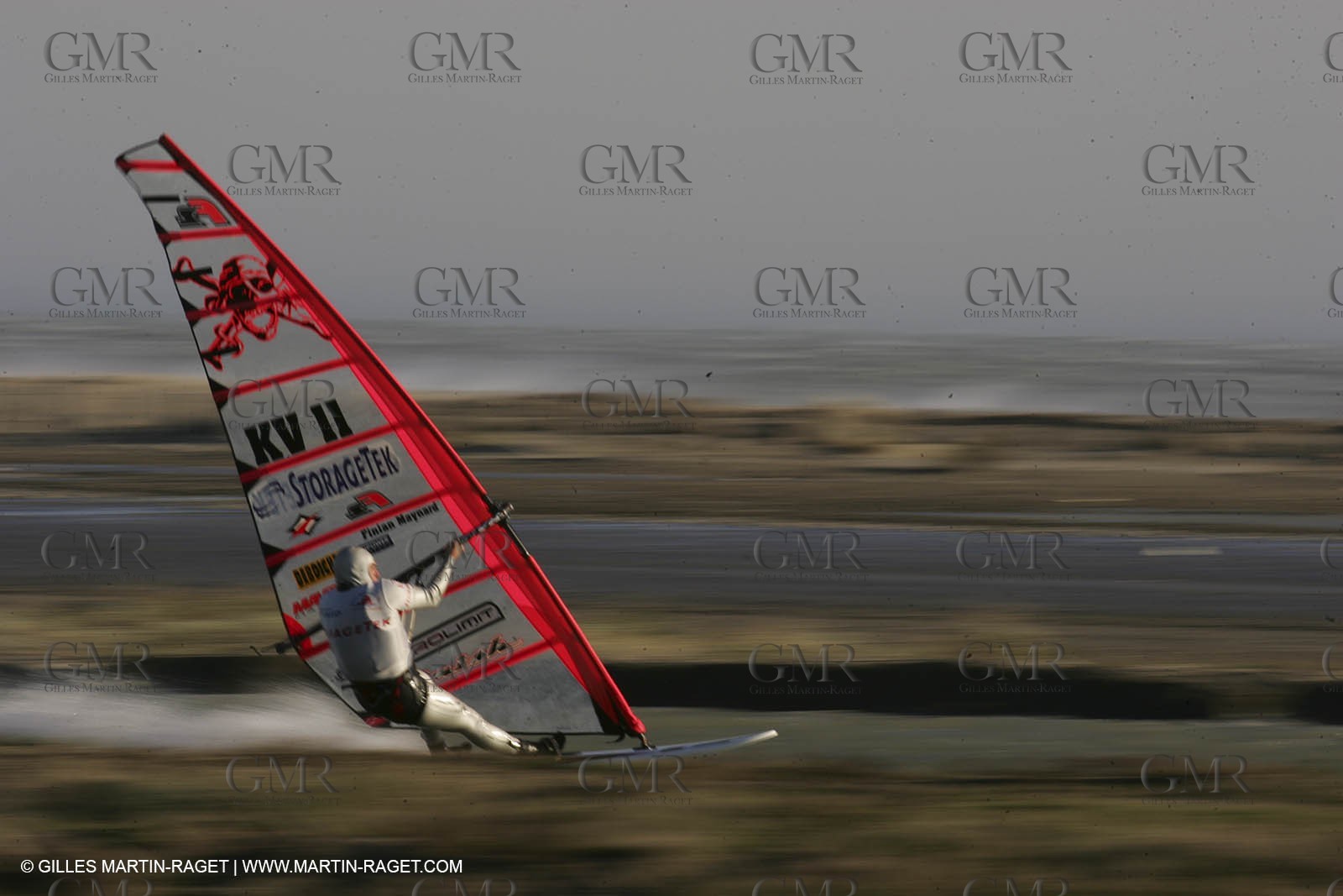 13 11 2004 - Les Saintes Maries de la mer (France) - Irish sailboarder Finian Maynard beat the overall sailing speed record with a run at 46,82 knts.