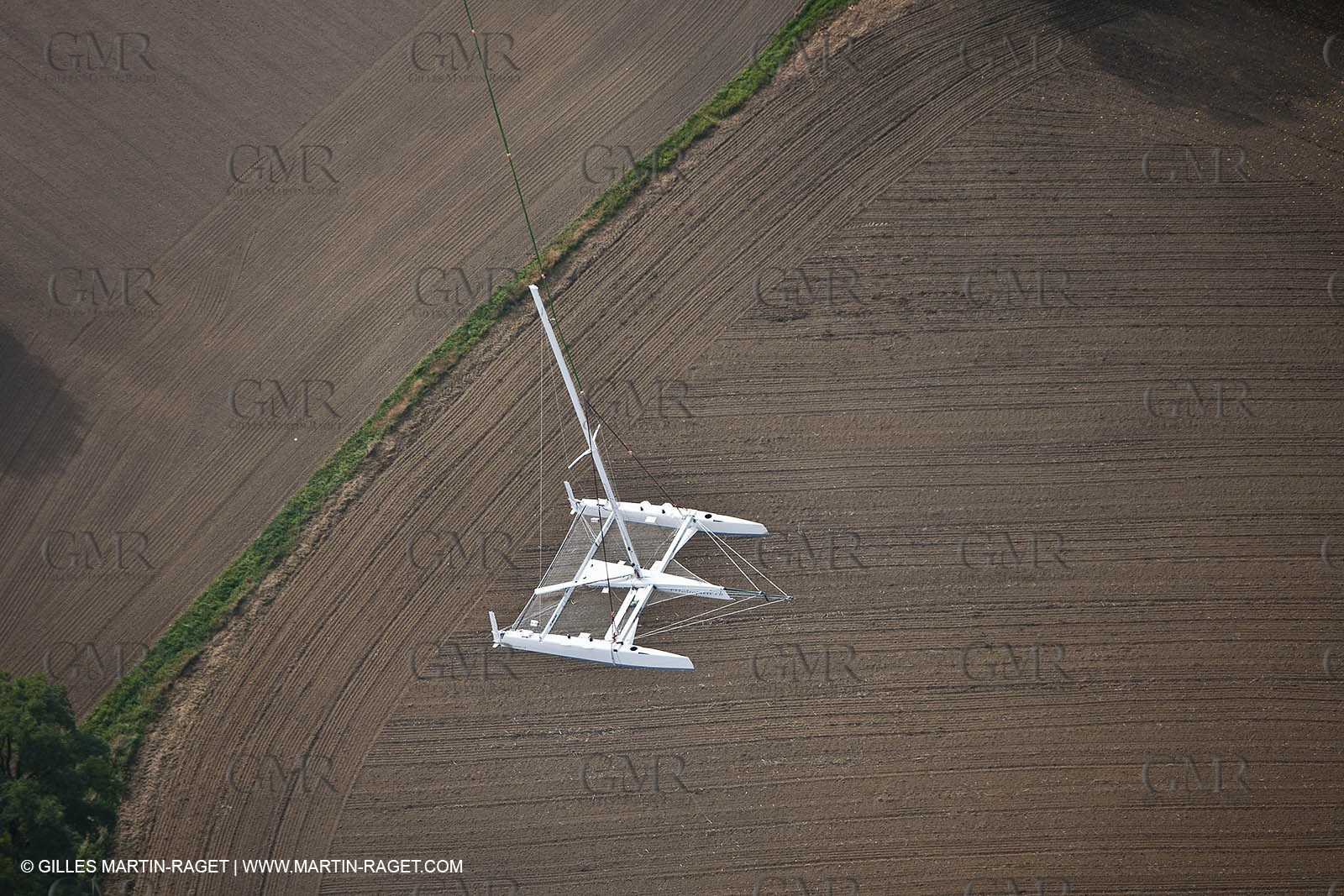 08 10 10 - St Sulpice (SUI) - Hydroptere.ch touches water