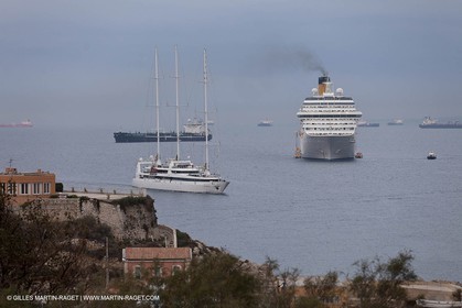 23 10 2010 - Marseille (FRA,13) - Le Ponant - Arrival in Marseille and entrance in the historical port