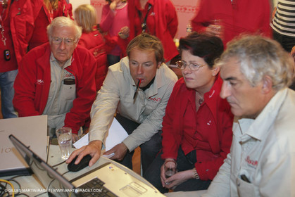 27 10 2006 - Saint Malo (FRA) - Route du Rhum 2006 - Thomas Coville prépare le départ avec ses sponsors et son équipe