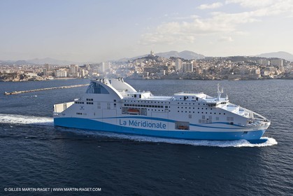 14 01 2012 - Marseille (FRA,13) - Compagnie La Méridionale - le Piana devant Marseille et les Calanques