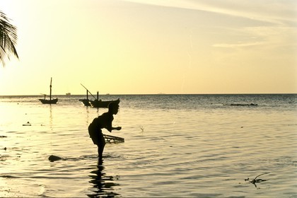 Destination croisiere - Maldives - Pêcheur au coucher du soleil