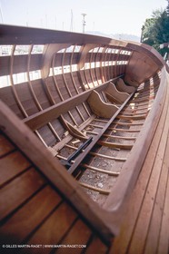 Bateaux à moteur, canots d'époque, Construction de la répolique de Sagitta au chantier Trapani (Cassis, FRA,13)