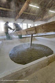 01 02 2007 - Salon de Provence - Fabrication traditionelle du savon de Marseille aux savonneries Marius Fabre - Coulée dans les bacs**01 02 2007 - Salon de Provence - Traditional soap of Marseille making at Marius Fabre soap maker - soap sent in open tanks